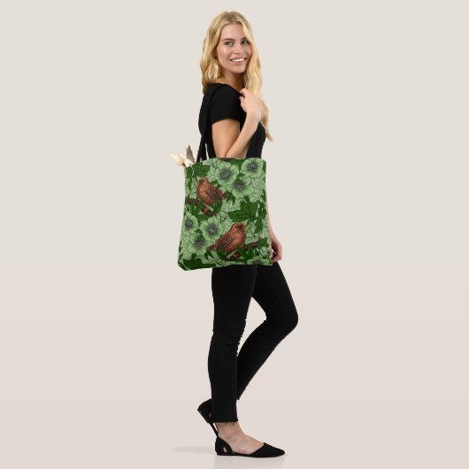 Wren en hellebore, lichtgroen tote bag (Op model)