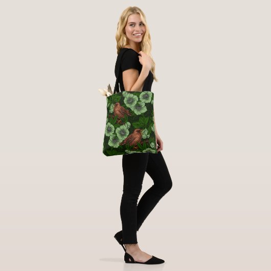 Wren en hellebore op donkergroen tote bag (Op model)