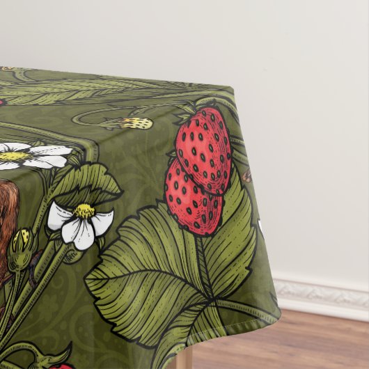 Wrens en aardbeien op donkergroen tafelkleed (Voorbeeld)