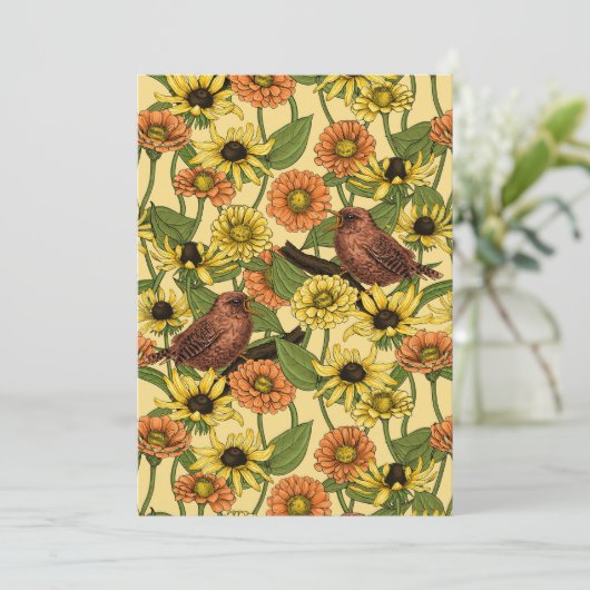 Wrens en bloemetjes op bord geel (Staand voorkant)