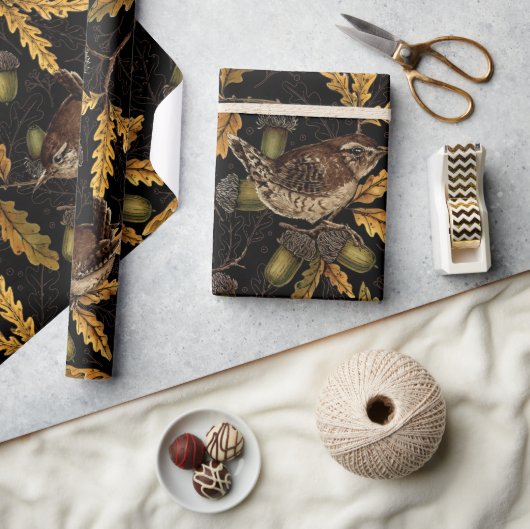 Wrens en eikels op zwart cadeaupapier (Crafts)