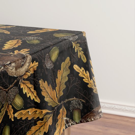 Wrens en eikels op zwart tafelkleed (Voorbeeld)