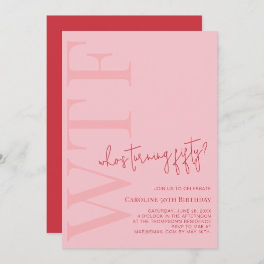 WTF Wie wordt vijftig | Roze Rood Moderne Verjaard Kaart (Voorkant / Achterkant)