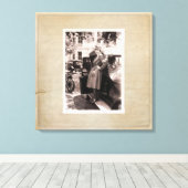 WW1 Retro  Rode Kruis Verpleegster met Antiek Auto Canvas Afdruk (Insitu (Houten vloer))