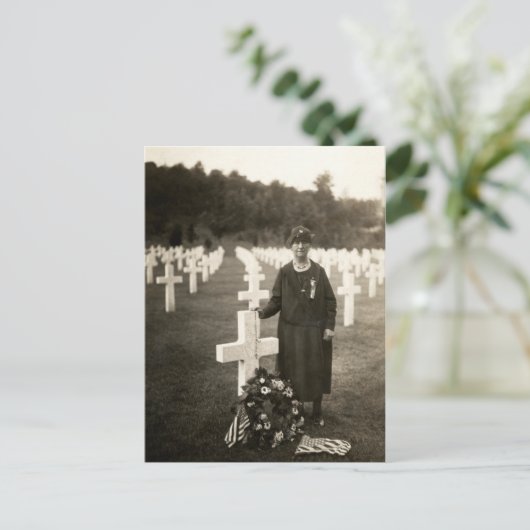 WWI American Moeder bij haar zonengraf in Frankrij Briefkaart (Staand voorkant)