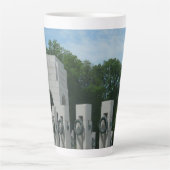 WWII Memorial Wreaten II in Washington DC Latte Mok (Voorkant)