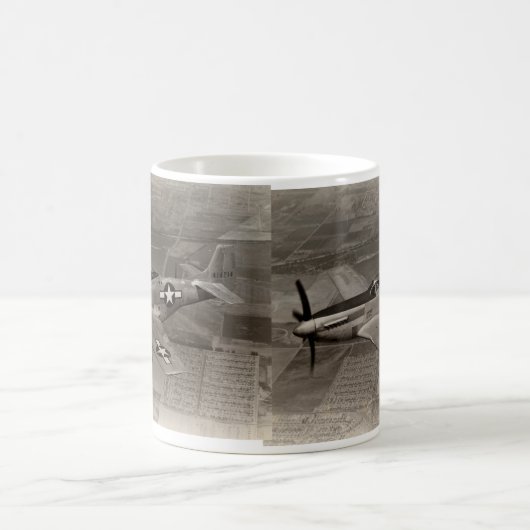 WWII P-51 Mustang in vlucht Koffiemok (Center)