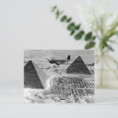 WWII-transportvliegtuigen die over Pyramiden vlieg Briefkaart (Staand voorkant)