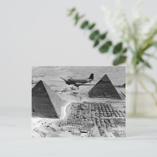 WWII-transportvliegtuigen die over Pyramiden vlieg Briefkaart (Staand voorkant)