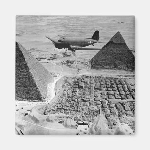 WWII-transportvliegtuigen die over Pyramiden vlieg Magneet
