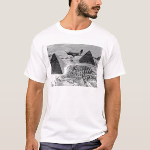 WWII-transportvliegtuigen die over Pyramiden vlieg T-shirt