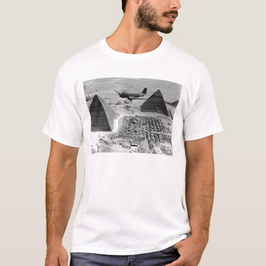 WWII-transportvliegtuigen die over Pyramiden vlieg T-shirt (Voorkant)