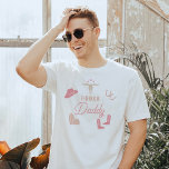 WYNONA Blush Pink Cowgirl Rodeo Dad T-shirt<br><div class="desc">Dit t shirt bevat een schattige,  lichtroze,  roze afbeelding en de woorden 'rodeo papa' in een mooie rodeo lettercombinatie. Dit vaders shirt is het perfecte geschenk voor je favoriete verwachtende vader of werkt als een geweldig zwangerschapsuitkondiging. Het werkt ook naadloos met het eerste rodeo-Collectie Wynona.</div>