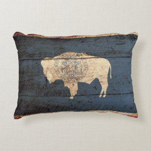 Wyoming State Flag op Old Wood Grain Decoratief Kussen