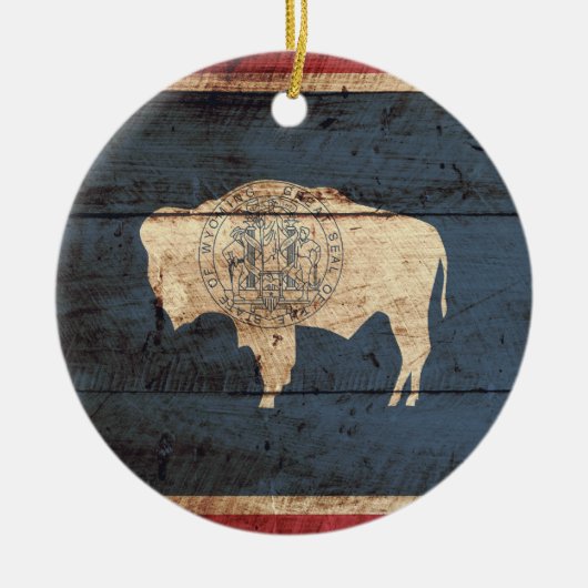 Wyoming State Flag op Old Wood Grain Keramisch Ornament (Voorkant)