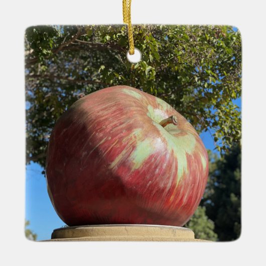 X.ITINERARIES: Giant Apple Keramisch Ornament (Voorkant)