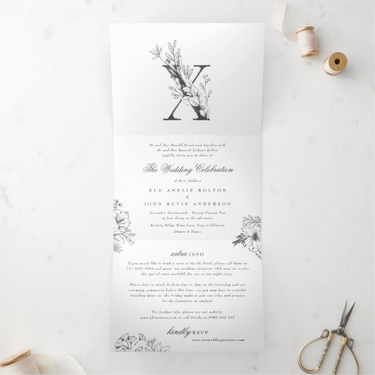 'X' Monogram mooi geborsteld Floral bruiloft Drieluik Uitnodiging (Binnen)