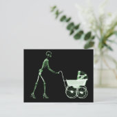 X-RAY SKELETON VROUW- EN BABY-CARRIAGE - GROENE BRIEFKAART (Staand voorkant)