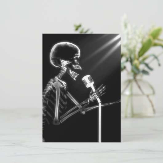 X-RAY VISION SKELETON SINGON OP RETRO MIC - B&W KAART (Staand voorkant)