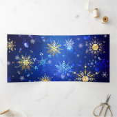 XMAS Blauwe Achtergrond met Golden Snowflakes Drieluik Kaart (Binnen)