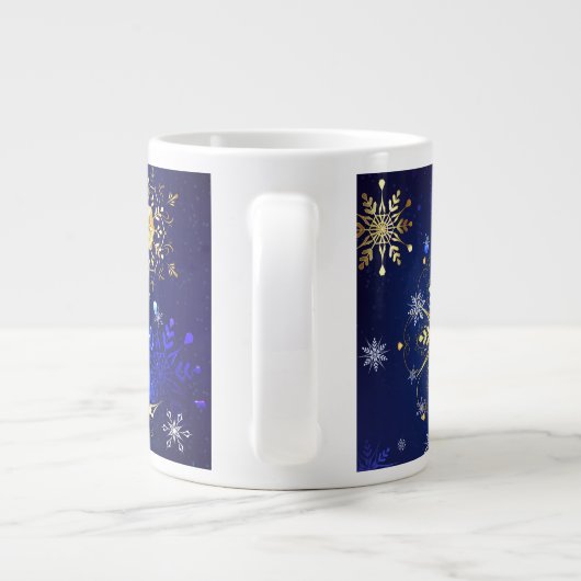 XMAS Blauwe Achtergrond met Golden Snowflakes Grote Koffiekop (Achterkant)