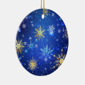 XMAS Blauwe Achtergrond met Golden Snowflakes Keramisch Ornament (Rechts)