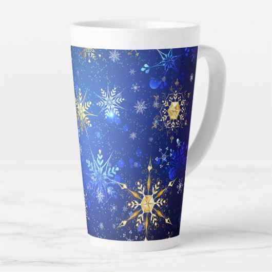 XMAS Blauwe Achtergrond met Golden Snowflakes Latte Mok (Rechterhoek)
