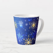 XMAS Blauwe Achtergrond met Golden Snowflakes Latte Mok (Rechterhoek)