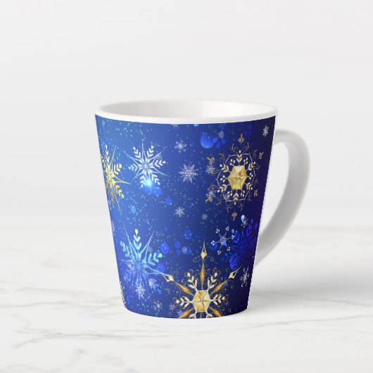 XMAS Blauwe Achtergrond met Golden Snowflakes Latte Mok (Rechterhoek)