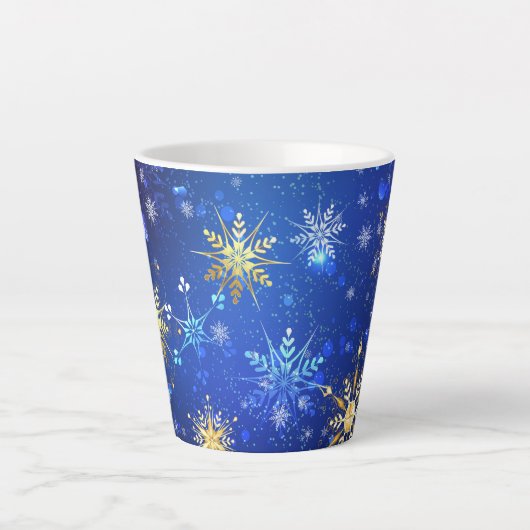 XMAS Blauwe Achtergrond met Golden Snowflakes Latte Mok (Voorkant)