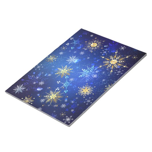 XMAS Blauwe Achtergrond met Golden Snowflakes Notitieblok (Schuin)