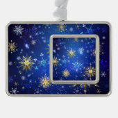 XMAS Blauwe Achtergrond met Golden Snowflakes Verzilverd Omlijst Ornament (Voorkant)
