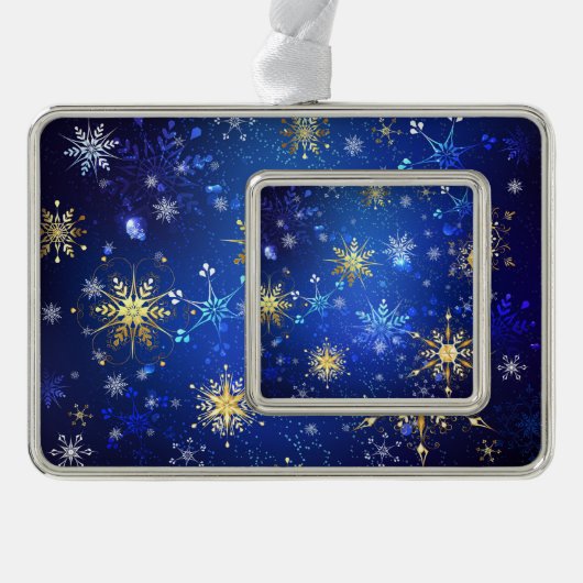 XMAS Blauwe Achtergrond met Golden Snowflakes Verzilverd Omlijst Ornament (Voorkant)