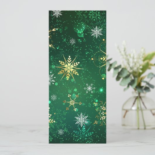 Xmas Golden Snowflakes op groene achtergrond Advieskaart (Staand voorkant)