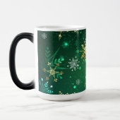 Xmas Golden Snowflakes op groene achtergrond Magische Mok (Links)