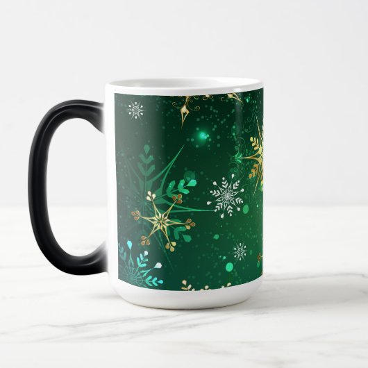 Xmas Golden Snowflakes op groene achtergrond Magische Mok (Links)