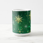 Xmas Golden Snowflakes op groene achtergrond Magische Mok (Midden)