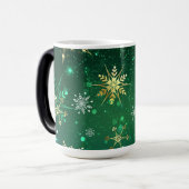 Xmas Golden Snowflakes op groene achtergrond Magische Mok (Voorkant links)