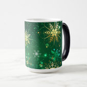 Xmas Golden Snowflakes op groene achtergrond Magische Mok (Voorkant rechts)