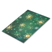 Xmas Golden Snowflakes op groene achtergrond Notitieblok (Schuin)