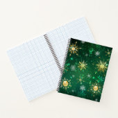 Xmas Golden Snowflakes op groene achtergrond Notitieboek (Binnen)