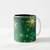 Xmas Golden Snowflakes op groene achtergrond Tweekleurige Koffiemok (Voorkant rechts)