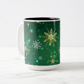 Xmas Golden Snowflakes op groene achtergrond Tweekleurige Koffiemok (Voorkant links)