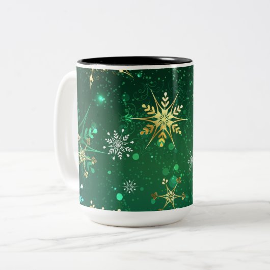 Xmas Golden Snowflakes op groene achtergrond Tweekleurige Koffiemok (Voorkant links)