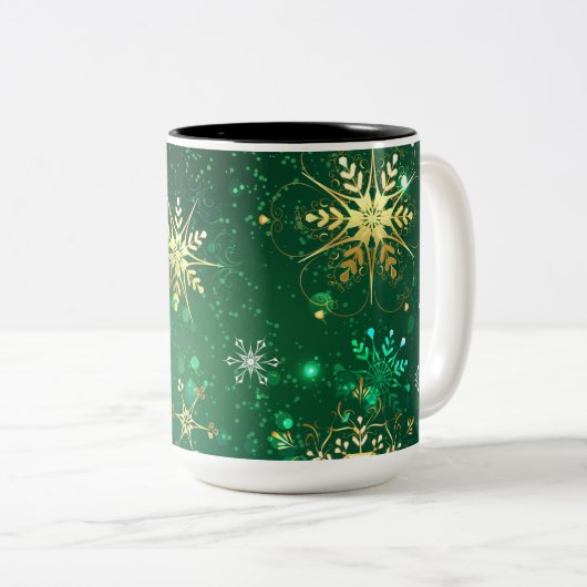 Xmas Golden Snowflakes op groene achtergrond Tweekleurige Koffiemok (Voorkant rechts)