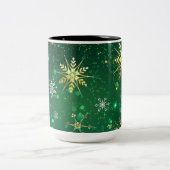 Xmas Golden Snowflakes op groene achtergrond Tweekleurige Koffiemok (Center)