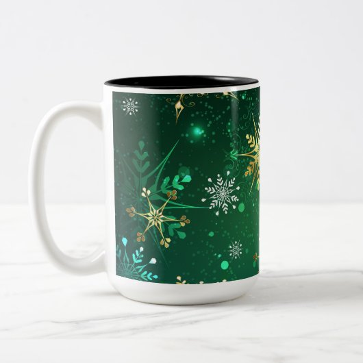 Xmas Golden Snowflakes op groene achtergrond Tweekleurige Koffiemok (Links)