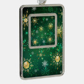 Xmas Golden Snowflakes op groene achtergrond Verzilverd Omlijst Ornament (Rechts)