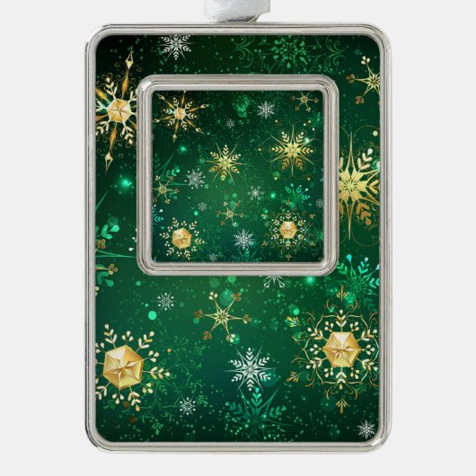Xmas Golden Snowflakes op groene achtergrond Verzilverd Omlijst Ornament (Voorkant)
