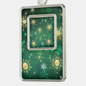 Xmas Golden Snowflakes op groene achtergrond Verzilverd Omlijst Ornament (Links)